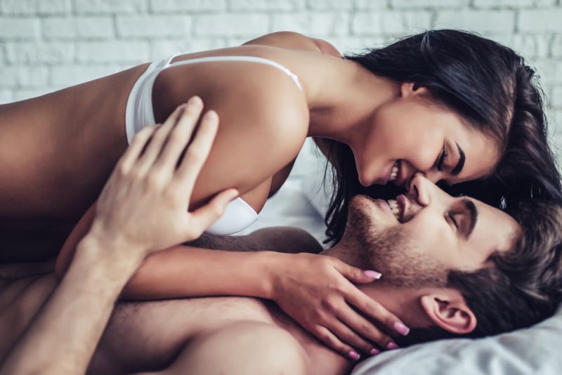 Πόσες θερμίδες καις με ένα φιλί; Με μισή ώρα σεξ; Ο έρωτας αδυνατίζει…