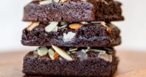 Κέικ-πρωτεΐνης-με-σοκολάτα-και-αμύγδαλα