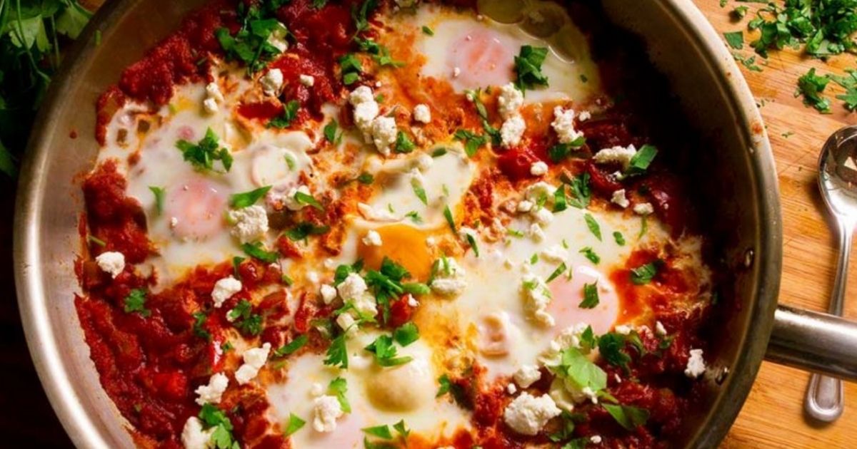Αυγά-Shakshuka-σε-μια-καυτερή-σάλτσα-ντομάτας