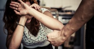 Ενδοοικογενειακή-βία-και-επιπτώσεις:-Χαρακτηριστικά-θύτη,-θύματος