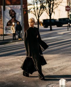 New York Fashion Week: Casual chic σύνολα πλημμύρισαν τους δρόμους της Νέας Υόρκης - BORO από την ΑΝΝΑ ΔΡΟΥΖΑ