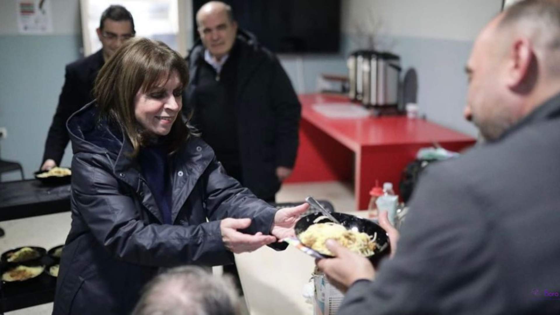 γευματα αγαπης και αλληλεγγυης μοιρασε σε αστεγους η προεδρος της δημοκρατιας