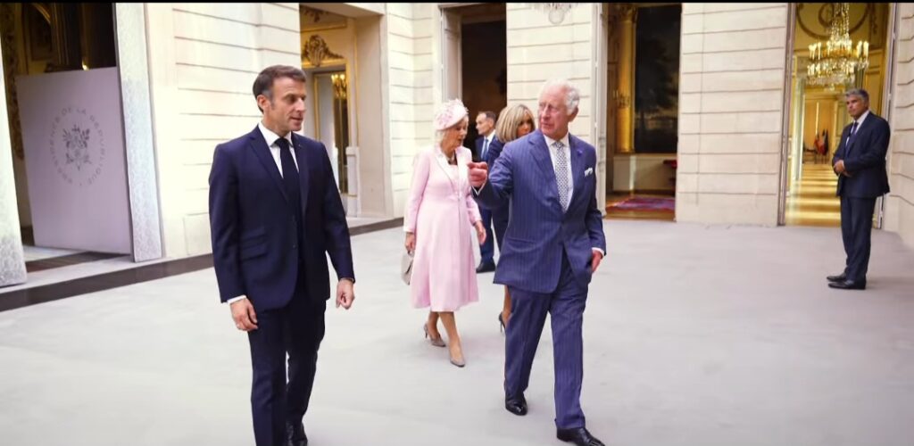 Παρισινή αύρα με μαχητικά αεροσκάφη και μπλε αστακό για τον Βασιλιά Κάρολο και την Καμίλα κατά την επίσκεψή τους στη Γαλλία