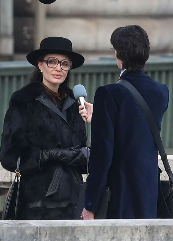 Η Angelina Jolie βρέθηκε στον Πύργο για τα γυρίσματα της ταινίας "Μαρία" και προκάλεσε πανδαιμόνιο από τους θαυμαστές της (Δείτε φωτό και βίντεο από τα γυρίσματα)