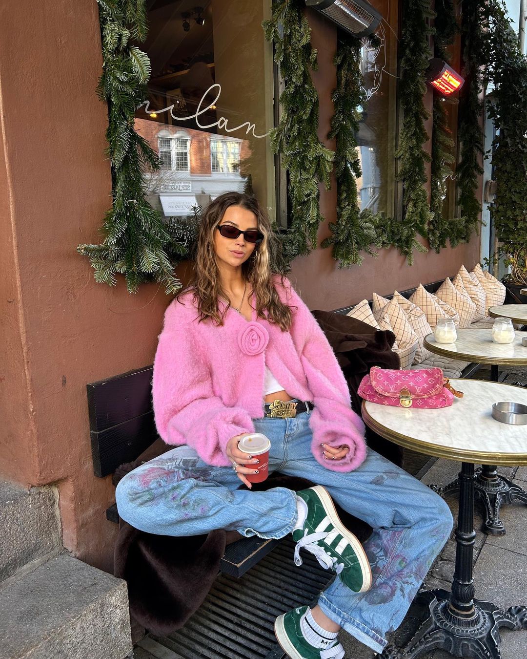κοπέλα κάθεται για καφέ