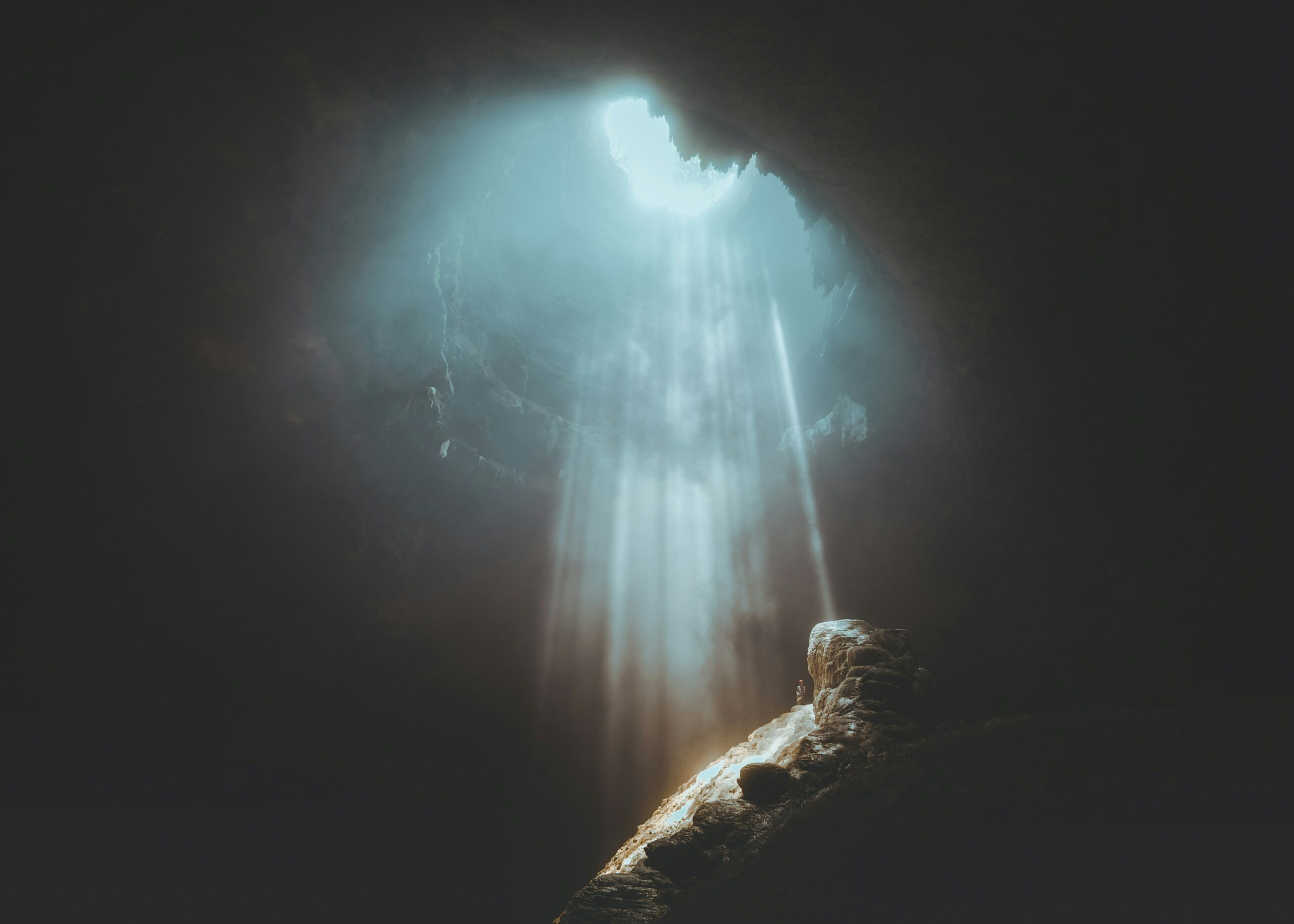 σπηλιά που μπαίνει φως
