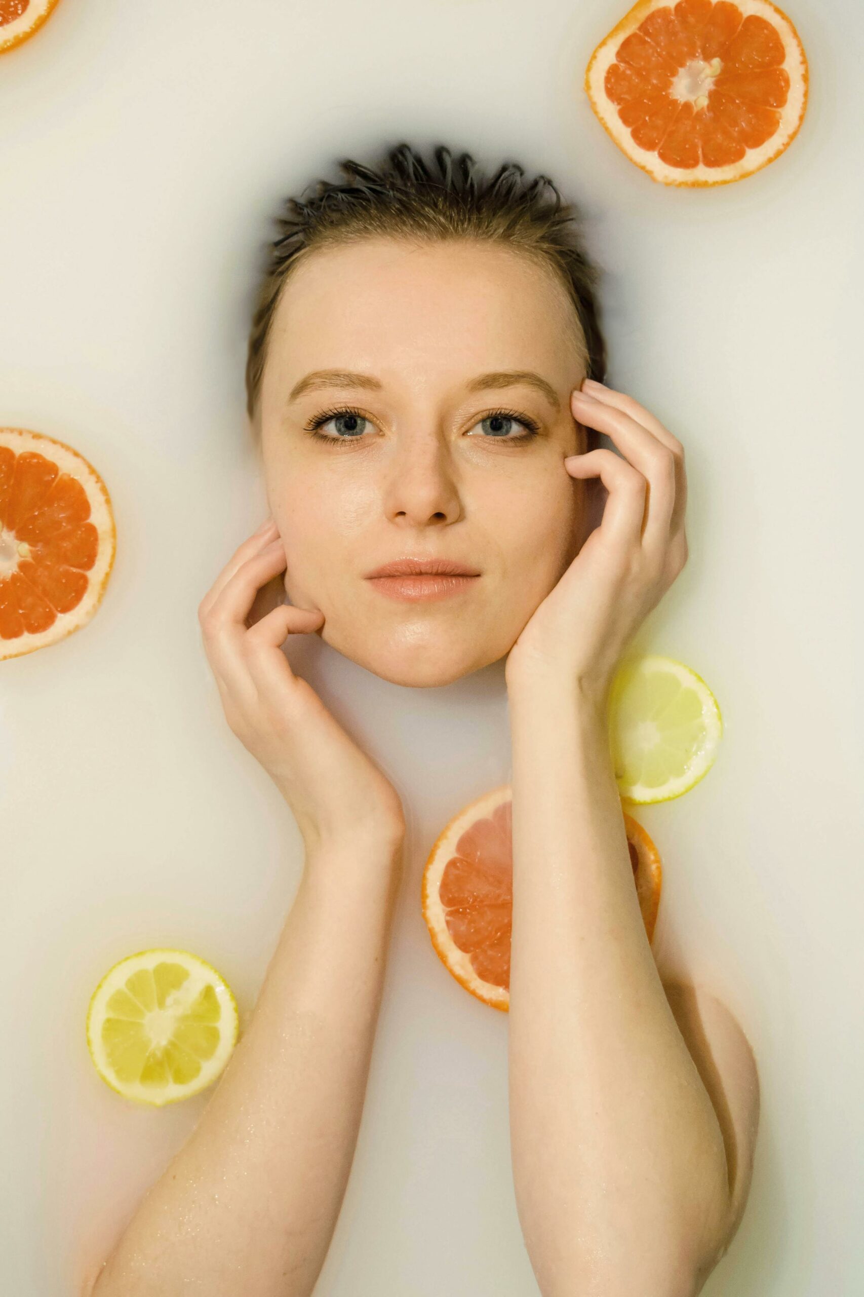κοπέλα με πορτοκάλια και λεμόνια σε φωτογράφιση για το δέρμα