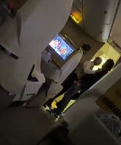 μεθυσμένος επιβάτης έκανε επίθεση σε αεροσυνοδό σε πτήση της Emirates