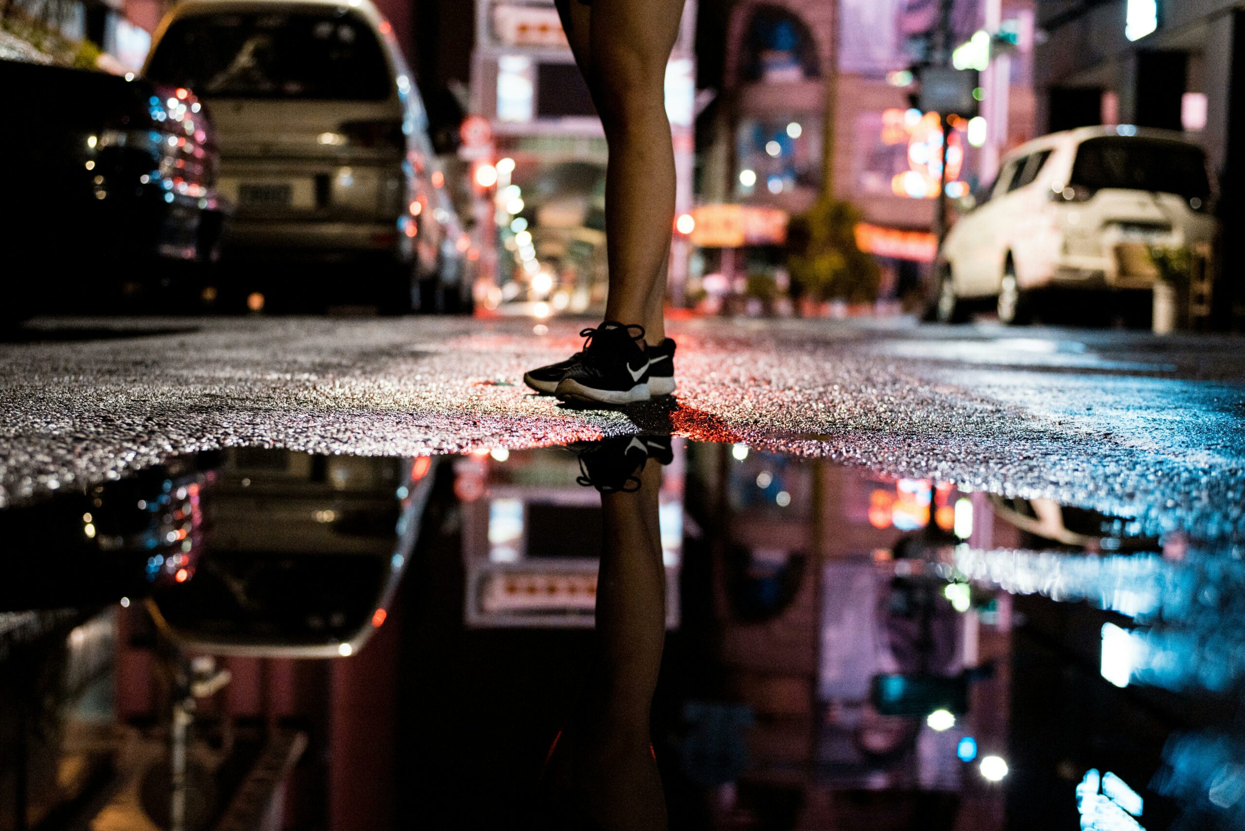 πόδια κοριτσιού στο δρόμο
