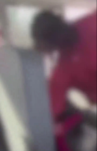 μαθήτρια δημοτικού χτυπάει με μανία αγοράκι 6 χρονών