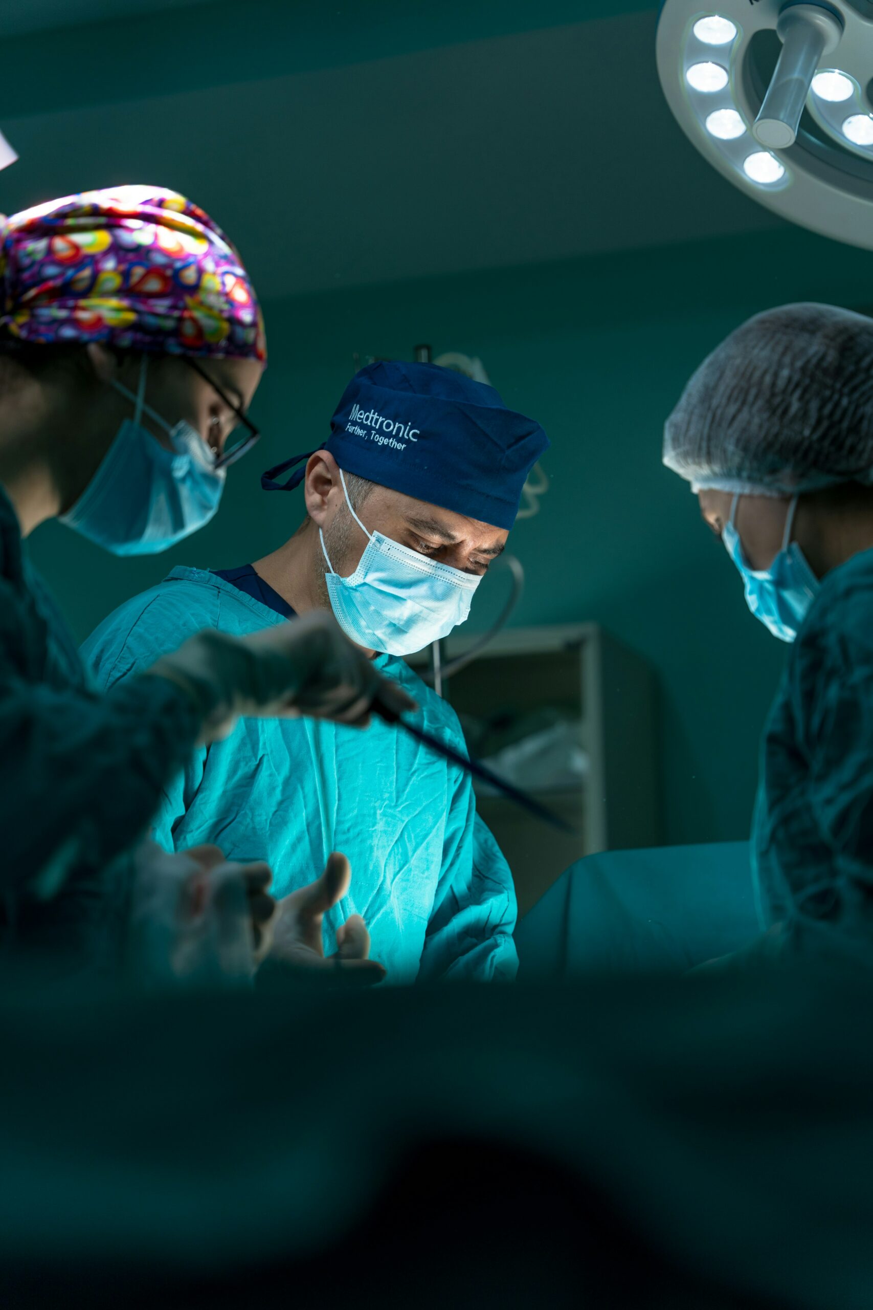 Γιατροί κάνουν χειρουργείο
