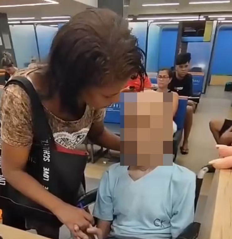 γυναίκα σε τράπεζα στη Βραζιλία με το νεκρό θείο της