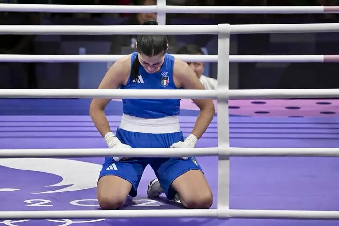 Γυναίκα πυγμάχος κλαίει γονατιστή