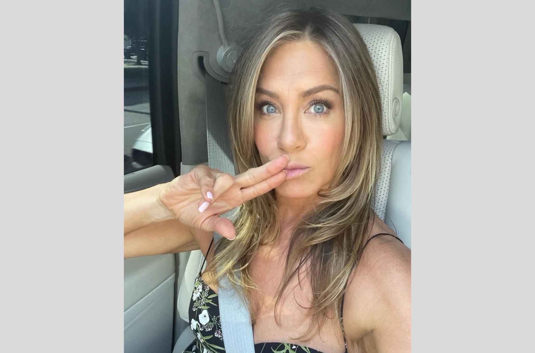 Γυναίκα στο αμάξι που κάνει σύμβολο με το χέρι της