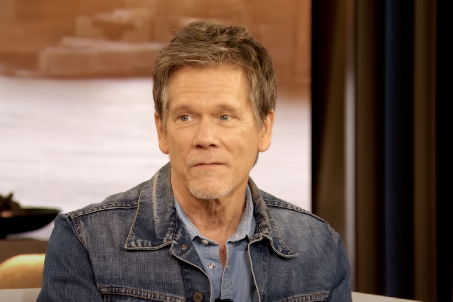 Άντρας με γαλάζια μάτια και τζιν τζάκετ