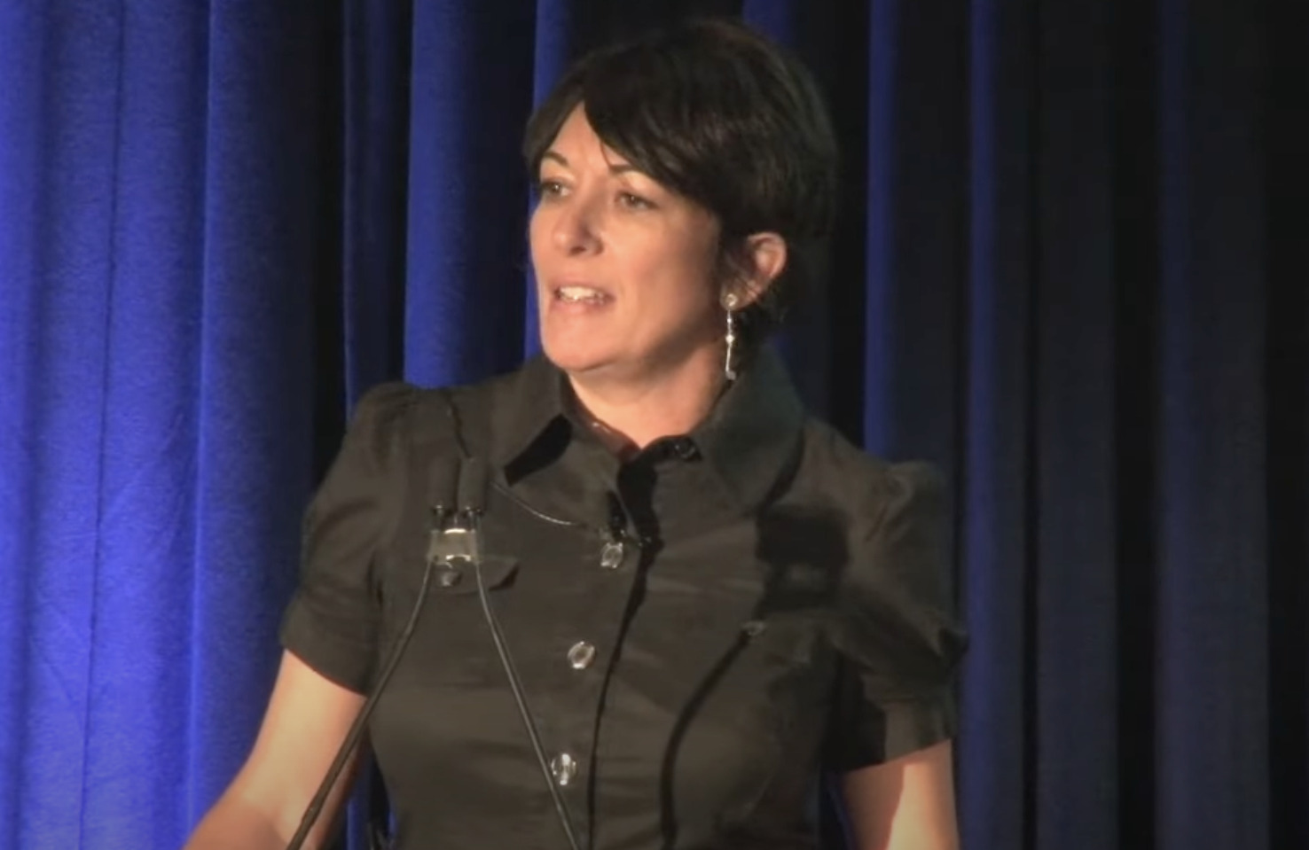 Γυναίκα με μαύρα κοντά μαλλιά σε μπλε φόντο