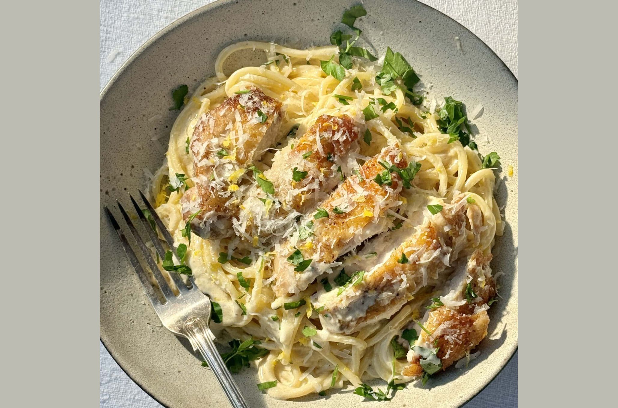 Πιάτο με μακαρόνια και κομμάτια κοτόπουλου