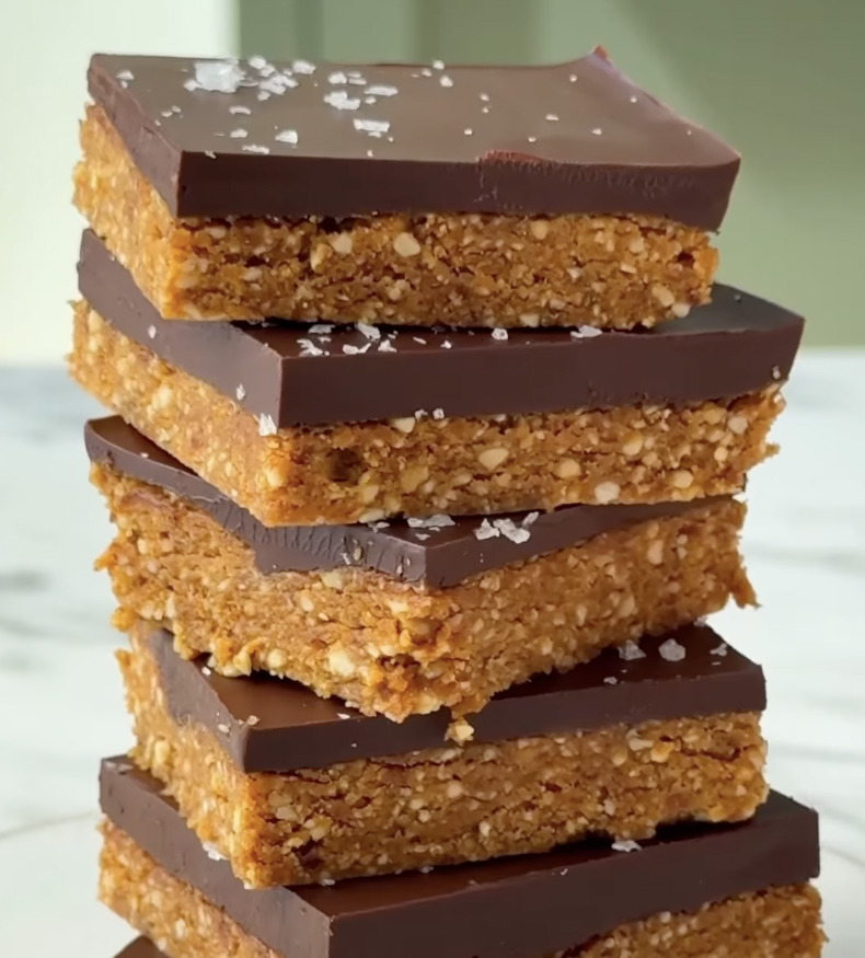 Κομμάτια από γλυκό με σοκολάτα, στοιβαγμένα το ένα πάνω στο άλλο