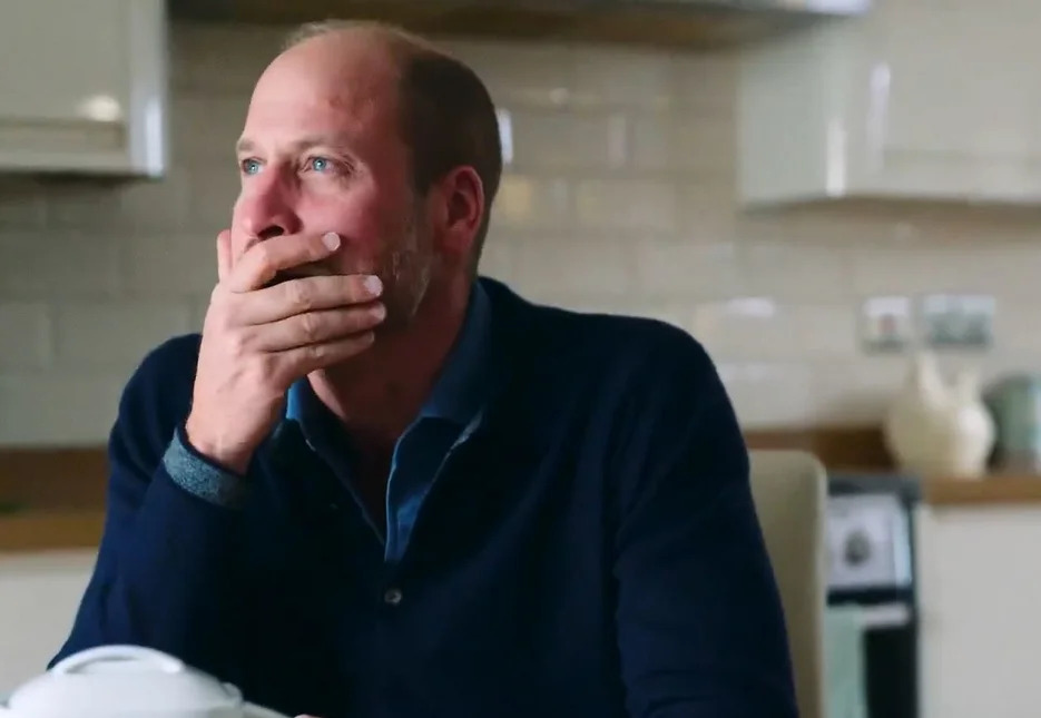 Άντρας με το χέρι του στο στόμα, συγκινημένος