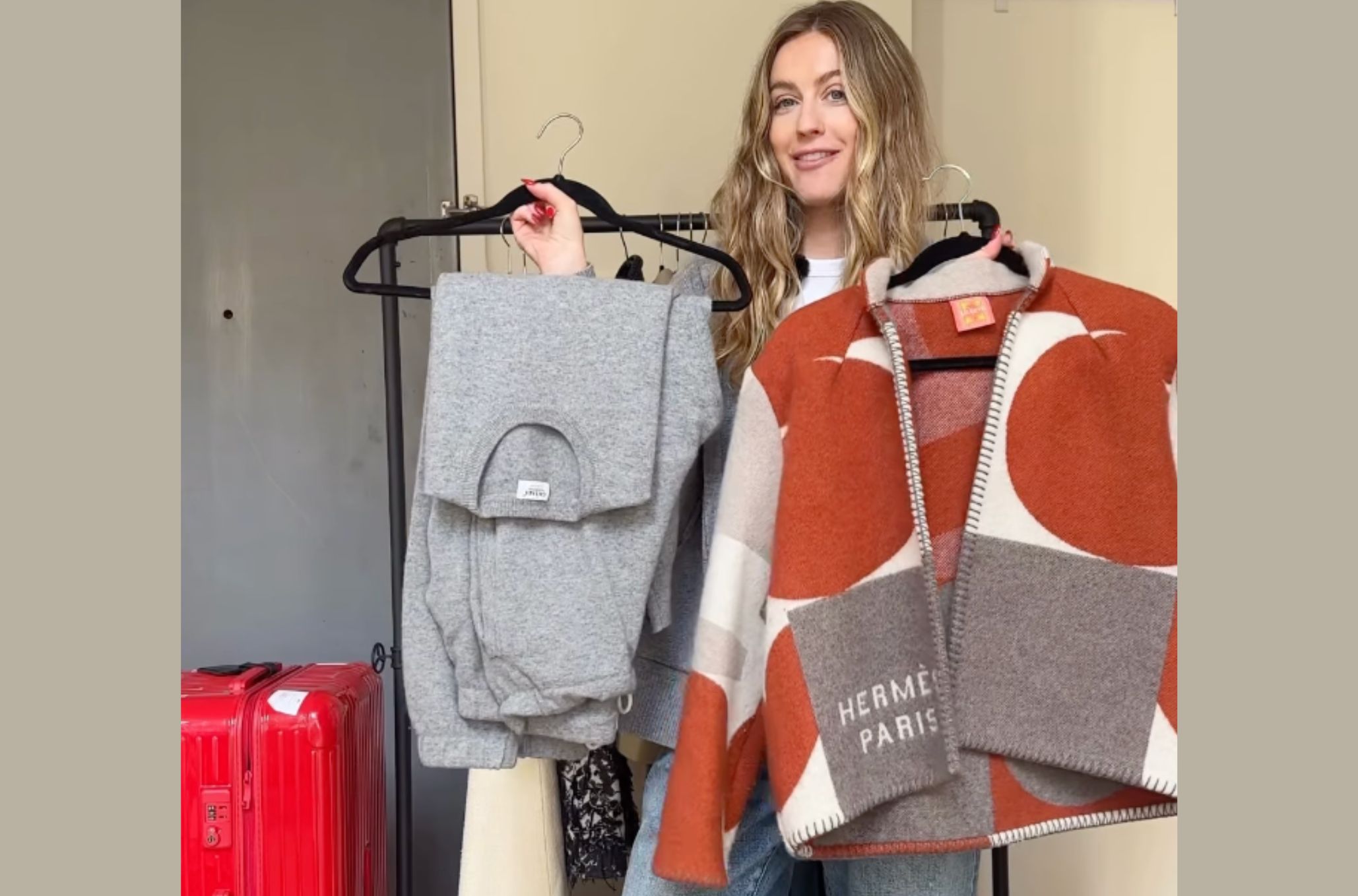 Γυναίκα δείχνει διάφορα ρούχα