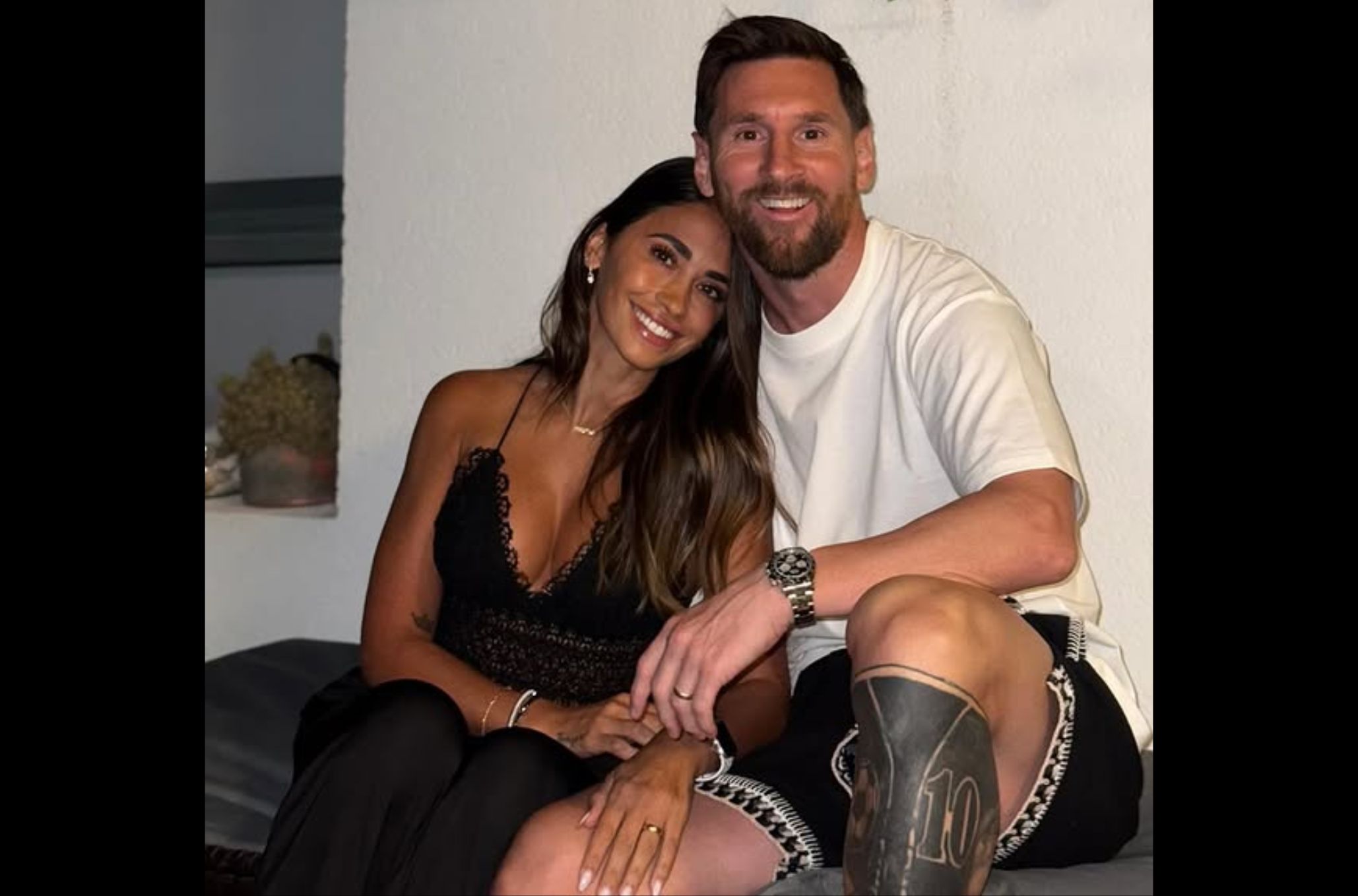 Άντρας και γυναίκα δίπλα - δίπλα, χαμογελαστοί και αγκαλισμένοι