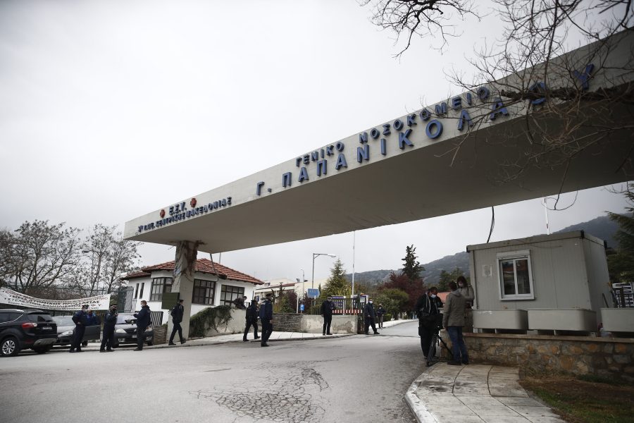 Διαμαρτυρία πραγματοποίησαν εργαζόμενοι του Νοσοκομείου Παπανικολάου και μέλη της ΕΝΙΘ, κατά την επίσκεψη του πρωθυπουργού Κυριάκου Μητσοτάκη στο Νοσοκομείο για τα εγκαίνια των νέων κλινών ΜΕΘ στη Θεσσαλονίκη, Σάββατο 24 Απριλίου 2021. ΑΠΕ-ΜΠΕ/ΑΠΕ-ΜΠΕ/ΔΗΜΗΤΡΗΣ ΤΟΣΙΔΗΣ