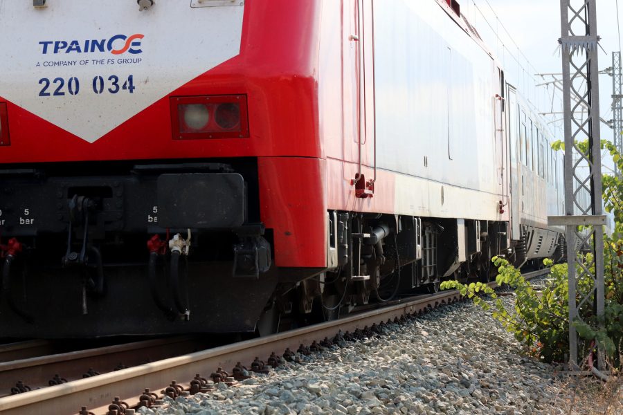 Το τρένο κινητοποιημένο μετά τον εκτροχιασμό στο σιδηροδρομικό σταθμό  της Τιθορέας, Παρασκευή 21 Οκτωβρίου 2022. Για άγνωστους μέχρι στιγμής λόγους, εκτροχιάστηκε το πρώτο βαγόνι της αμαξοστοιχίας 882, που εκτελούσε το δρομολόγιο Αθήνα-Καλαμπάκα, χωρίς να υπάρξει κανένας τραυματισμός επιβάτη. ΑΠΕ-ΜΠΕ/ΑΠΕ-ΜΠΕ/ΠΑΝΑΓΙΩΤΗΣ ΠΡΑΓΙΑΝΝΗΣ