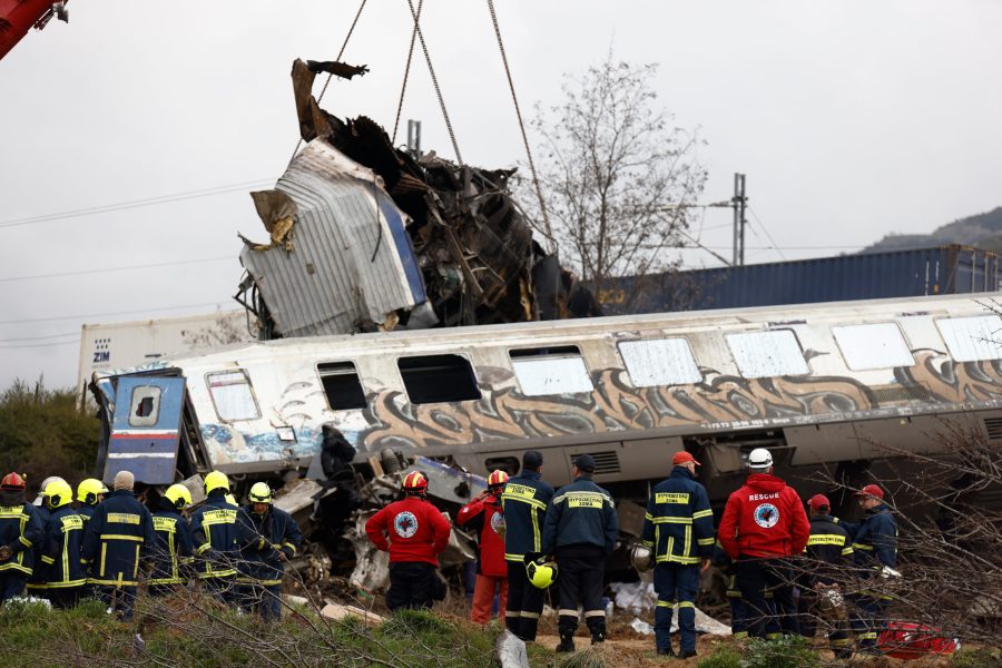 Πυροσβέστες και διασώστες επιχειρούν στο σημείο που σημειώθηκε το σιδηροδρομικό δυστύχημα έξω από τη Λάρισα, Τετάρτη 1 Μαρτίου 2023. Μία επιβατική αμαξοστοιχία συγκρούσθηκε με μία εμπορευματική έξω από τη  Λάρισα, ενώ εκτροχιάστηκαν τα δύο πρώτα βαγόνια της επιβατικής αμαξοστοιχίας και εκδηλώθηκε πυρκαγιά. Σε 36 ανέρχονται μέχρι στιγμής οι επιβεβαιωμένοι νεκροί εξαιτίας της σύγκρουσης επιβατικής αμαξοστοιχίας με εμπορευματική, αργά το βράδυ της Τρίτης στην περιοχή Ευαγγελισμός, κοντά στα Τέμπη, σύμφωνα με νεότερη ενημέρωση από τον εκπρόσωπο Τύπου του Πυροσβεστικού Σώματος, τον πύραρχο Βασίλη Βαθρακογιάννη. Παράλληλα 66 άτομα νοσηλεύονται σε νοσοκομεία, εκ των οποίων οι 60 σε απλές κλίνες και οι υπόλοιποι 6 σε ΜΕΘ. ΑΠΕ-ΜΠΕ/ΑΠΕ-ΜΠΕ/ΑΧΙΛΛΕΑΣ ΧΗΡΑΣ