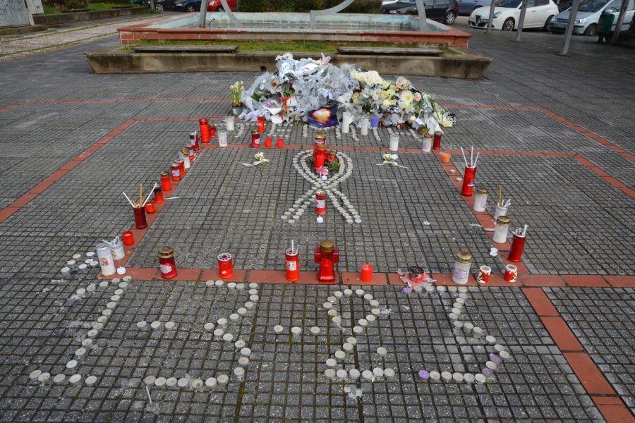 Κόσμος έχει αφήσει λουλούδια και κεριά στη μνήμη των θυμάτων του πολύνεκρου σιδηροδρομικού δυστυχήματος στα Τέμπη, μπροστά από τον σταθμό στη Λάρισσα, Πρασκευή 03 Μαρτίου 2023. ΑΠΕ-ΜΠΕ/ΑΠΕ-ΜΠΕ/ΑΠΟΣΤΟΛΗΣ ΝΤΟΜΑΛΗΣ