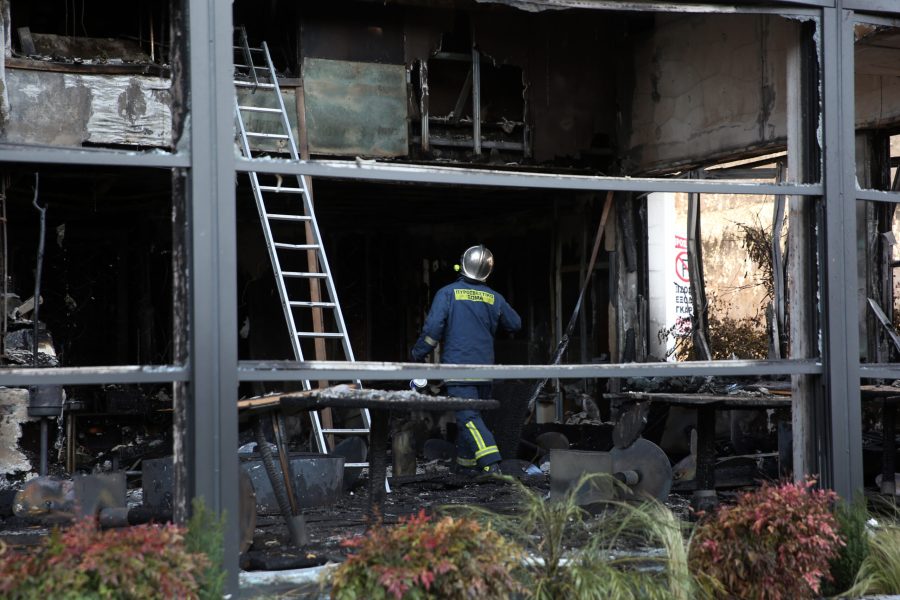 Πυροσβέστες επιχειρούν σε εστιατόριο στη Νέας Σμύρνη που έπιασε φωτιά τα ξημερώματα, Αθήνα Παρασκευή 24 Μαρτίου 2023. Το εστιατόριο βρίσκεται στο ισόγειο πολυκατοικίας και εξαιτίας της πυρκαγιάς κινδύνευσαν άνθρωποι που διαμένουν σε αυτή.  ΑΠΕ-ΜΠΕ/ΑΠΕ-ΜΠΕ/ΟΡΕΣΤΗΣ ΠΑΝΑΓΙΩΤΟΥ