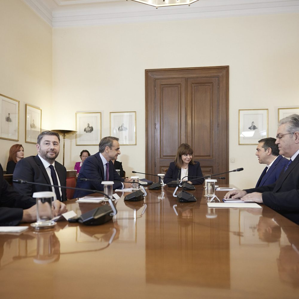 (Ξένη Δημοσίευση). Ο πρόεδρος της ΝΔ και πρωθυπουργός Κυριάκος Μητσοτάκης (Κ-Α) συμμετέχει στο συμβούλιο των πολιτικών αρχηγών που κάλεσε η Πρόεδρος της Δημοκρατίας Κατερίνα Σακελλαροπούλου, στο Προεδρικό Μέγαρο,  Αθήνα,  Τετάρτη 24 Μαΐου 2023. Η  Πρόεδρος της Δημοκρατίας Κατερίνα Σακελλαροπούλου, μετά την κατάθεση των τριών διερευνητικών εντολών σχηματισμού κυβέρνησης, σύμφωνα με το άρθρο 37 παρ. 3 εδάφιο γ΄ του Συντάγματος, κάλεσε συμβούλιο πολιτικών αρχηγών. ΑΠΕ-ΜΠΕ/ΓΡΑΦΕΙΟ ΤΥΠΟΥ ΠΡΩΘΥΠΟΥΡΓΟΥ/ΔΗΜΗΤΡΗΣ ΠΑΠΑΜΗΤΣΟΣ