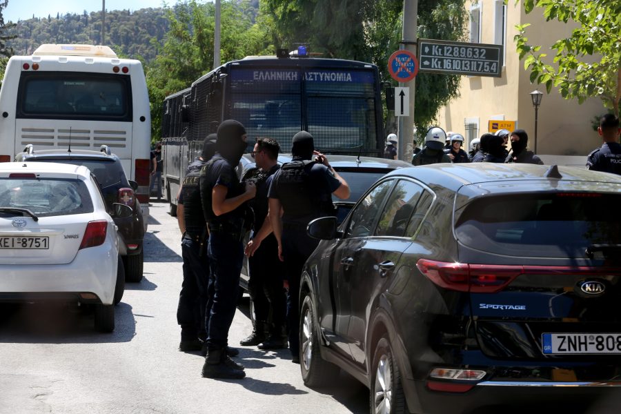 Στον εισαγγελέα οδηγούνται, με οχήματα της αστυνομίας, οι συλληφθέντες χούλιγκαν από τα επεισόδια με το θάνατο του 29χρονου φιλάθλου της ΑΕΚ Μιχάλη Κατσουρή, Αθήνα, Τετάρτη 09 Αυγούστου 2023. Στον εισαγγελέα οδηγούνται σήμερα περίπου 100 από τους συλληφθέντες μετά τα επεισόδια στη Νέα Φιλαδέλφεια, η πλειοψηφία των οποίων είναι από την Κροατία. Ακόμα πέντε Κροάτες που φέρονται ότι συμμετείχαν στην ομάδα η οποία προκάλεσε τα αιματηρά επεισόδια στη Νέα Φιλαδέλφεια, προσήχθησαν αργά το βράδυ της Τρίτης στην Ηγουμενίτσα, ενώ ηταν έτοιμοι να ταξιδέψουν με πλοίο προς την Ιταλία, και από εκεί οδικώς για την πατρίδα τους, ενώ υπολογίζεται ότι διαφεύγουν τουλάχιστον ακόμα 50 Κροάτες χούλιγκαν. ΑΠΕ-ΜΠΕ/ΑΠΕ-ΜΠΕ/ΑΛΕΞΑΝΔΡΟΣ ΜΠΕΛΤΕΣ