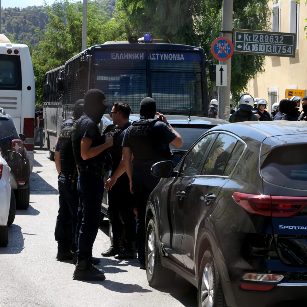 Στον εισαγγελέα οδηγούνται, με οχήματα της αστυνομίας, οι συλληφθέντες χούλιγκαν από τα επεισόδια με το θάνατο του 29χρονου φιλάθλου της ΑΕΚ Μιχάλη Κατσουρή, Αθήνα, Τετάρτη 09 Αυγούστου 2023. Στον εισαγγελέα οδηγούνται σήμερα περίπου 100 από τους συλληφθέντες μετά τα επεισόδια στη Νέα Φιλαδέλφεια, η πλειοψηφία των οποίων είναι από την Κροατία. Ακόμα πέντε Κροάτες που φέρονται ότι συμμετείχαν στην ομάδα η οποία προκάλεσε τα αιματηρά επεισόδια στη Νέα Φιλαδέλφεια, προσήχθησαν αργά το βράδυ της Τρίτης στην Ηγουμενίτσα, ενώ ηταν έτοιμοι να ταξιδέψουν με πλοίο προς την Ιταλία, και από εκεί οδικώς για την πατρίδα τους, ενώ υπολογίζεται ότι διαφεύγουν τουλάχιστον ακόμα 50 Κροάτες χούλιγκαν. ΑΠΕ-ΜΠΕ/ΑΠΕ-ΜΠΕ/ΑΛΕΞΑΝΔΡΟΣ ΜΠΕΛΤΕΣ