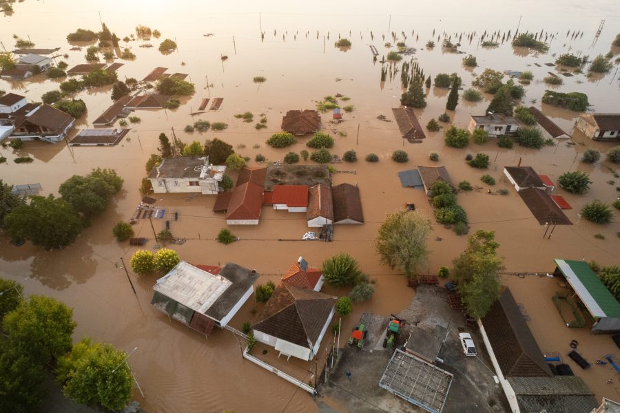 Φωτογραφία από drone εικονίζει το πλημμυρισμένο χωριό Πηνειάδα Τρικάλων,  κατά τη διάρκεια της κακοκαιρίας Daniel, το πρωί της Παρασκευής 08 Σεπτεμβρίου 2023. Δεκάδες άνθρωποι κοιτάζουν από ψηλά, από την Ε.Ο. Λάρισας - Τρικάλων στο βάθος προς την περιοχή Κλοκοτός και Γεωργανάδες τα σπίτια τους να έχουν χαθεί στο νερό, και αγωνιούν για το μέλλον τους, καθώς οι καλλιέργειές τους έχουν βυθιστεί μέσα στο νερό και τη λάσπη..Άλλοι συμπατριώτες τους έμειναν ξάγρυπνοι όλη τη νύχτα, αν και μεταφέρθηκαν στο πρώην δημαρχείο του δήμου Οιχαλίας και στο 2ο δημοτικό σχολείο Οιχαλίας, για να ξεκουραστούν. Αυτό είναι το σκηνικό στον δήμο Φαρκαδόνας της Περιφερειακής Ενότητας Τρικάλων, ένας δήμος που γειτνιάζει με τον πολύπαθο δήμο Παλαμά, όπου κι αυτός μετρά τις πληγές του τις τελευταίες ώρες από την επέλαση της κακοκαιρίας Daniel. Τεράστια προβλήματα υπάρχουν και στα Μεγάλα Καλύβια του δήμου Τρικκαίων αλλά και στον ορεινό όγκο της Π.Ε. Τρικάλων με τις πολλές και συχνές κατολισθήσεις. ΑΠΕ-ΜΠΕ/ΑΠΕ-ΜΠΕ/ΑΧΙΛΛΕΑΣ ΧΗΡΑΣ