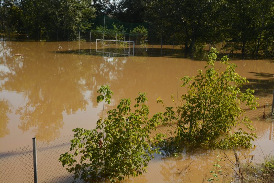 Πλημμυρισμένο γήπεδο σε παραποτάμια συνοικία, στη Λάρισα, την Παρασκευής 8 Σεπτεμβρίου 2023. Τα πλημμυρικά φαινόμενα άρχισαν να χτυπούν, από χθες αργά το βράδυ και την πόλη της Λάρισας, κυρίως τις συνοικίες που βρίσκονται κοντά στο Πηνειό Ποταμό, καθώς σημειώνεται υπερχείλιση των φρεατίων με μεγάλη ποσότητα νερού από το ποτάμι. Δυνάμεις της Πυροσβεστικής προχωρούν σε απεγκλωβισμό κατοίκων, καθώς η στάθμη του νερού έχει ανέβει επικίνδυνα, με αποτέλεσμα να πλημμυρίζουν σπίτια. Κλιμάκιο το δήμου Λαρισαίων προχώρησε χθες σε τροφοδοσία σακιών με άμμο στις συνοικίες, με τους εθελοντές να δημιουργούν μικρά αναχώματα για την προστασία από τα νερά. ΑΠΕ-ΜΠΕ/ΑΠΕ-ΜΠΕ/ΑΠΟΣΤΟΛΗΣ ΝΤΟΜΑΛΗΣ