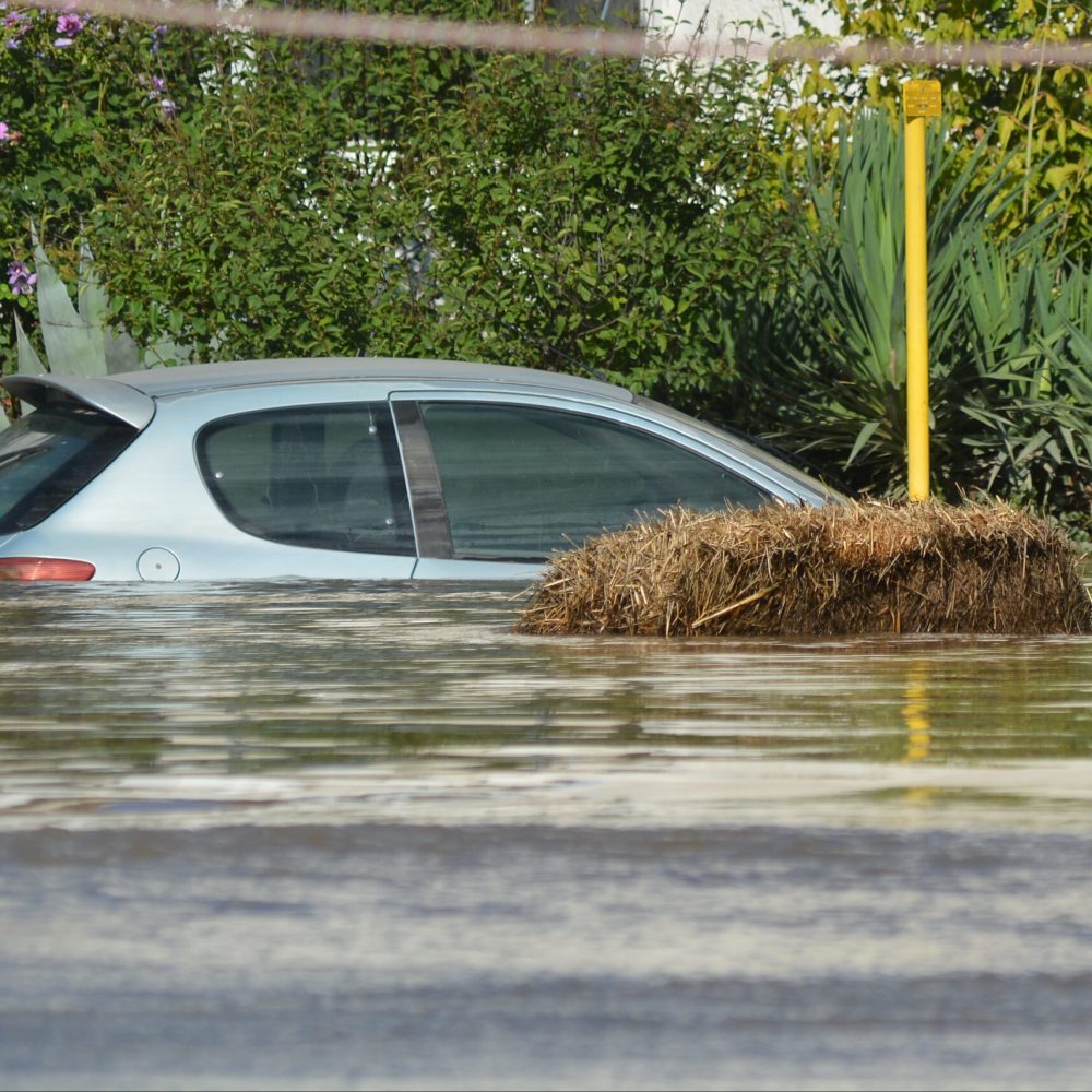 Αυτοκίνητο βυθισμένο στο νερό στην περιοχή Γιάννουλη στη Λάρισα, μετά τις καταστροφικές πλημμύρες που προκάλεσε η κακοκαιρία Daniel, Τρίτη 12 Σεπτεμβρίου 2023. Τάση υποχώρησης της στάθμης του νερού του Πηνειού παρατηρείται τις τελευταίες ώρες στη Λάρισα, γεγονός που είναι θετικό σχετικά με την εξέλιξη των πλημμυρικών φαινομένων. Η κατάσταση όμως στα χωριά του νόμου παραμένει πολύ δύσκολη, με τεράστιες εκτάσεις και σπίτια να είναι βυθισμένα στο νερό και την λάσπη. Συνεχίζεται παράλληλα και η επιχείρηση απεγκλωβισμού κατοίκων σε περιοχές του νόμου από την πυροσβεστική. Στην πόλη της Λάρισας και στις συνοικίες που είναι πλημμυρισμένες, η στάθμη του νερού είναι σταθερή, με τις καταστροφές να είναι μεγάλες. ΑΠΕ-ΜΠΕ/ΑΠΕ-ΜΠΕ/ΑΠΟΣΤΟΛΗΣ ΝΤΟΜΑΛΗΣ