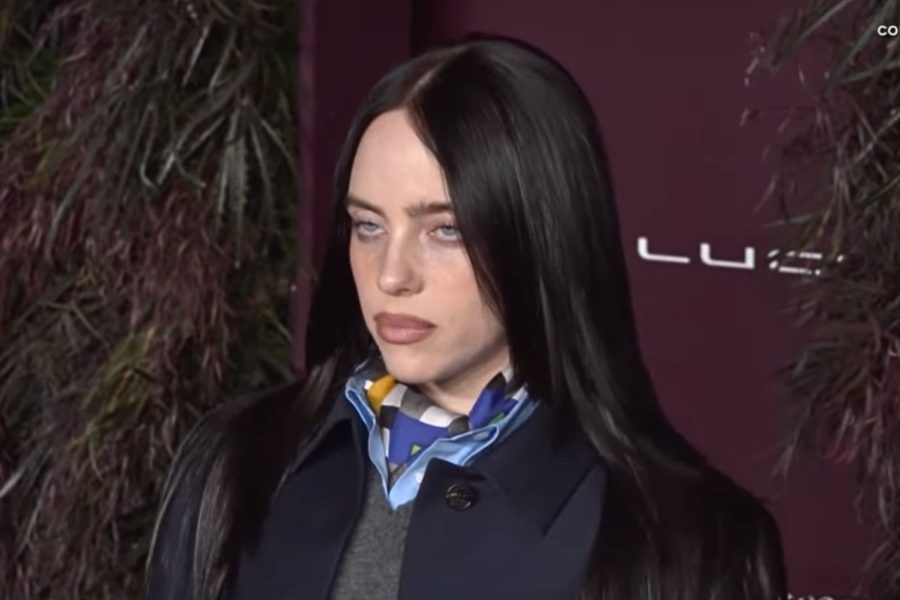 Γυναίκα με μαύρα μαλλιά και μπλε μάτια