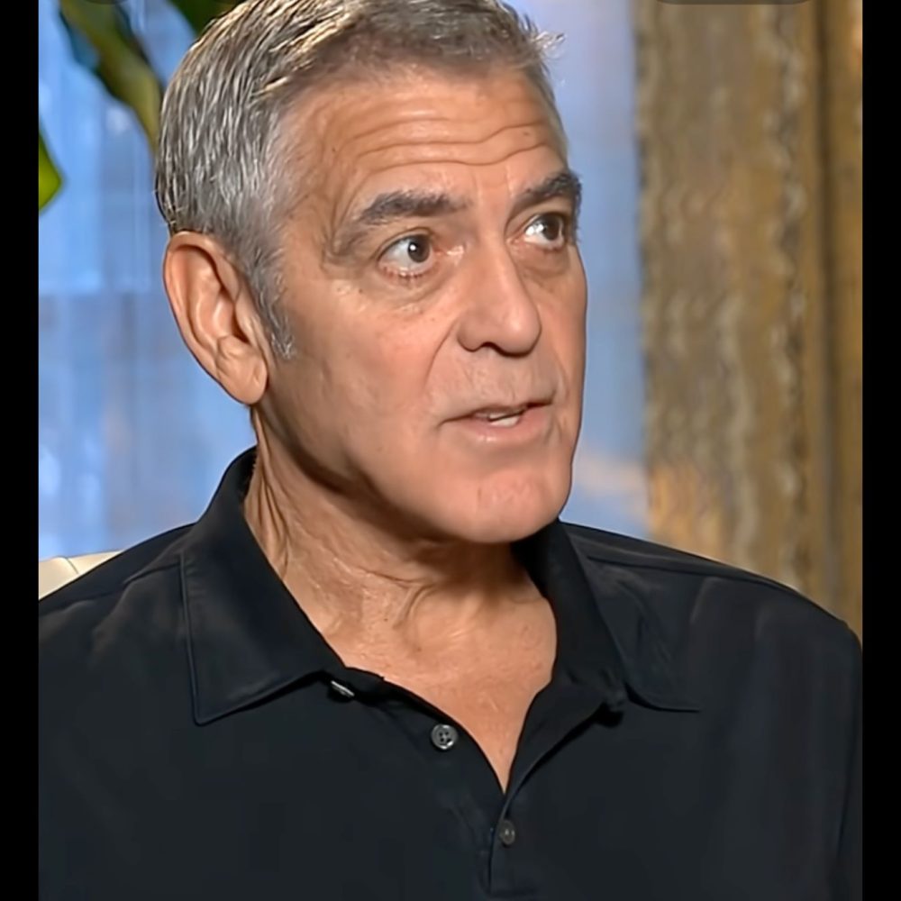 Άντρας με μαύρη μπλούζα και γκρίζα μαλλιά