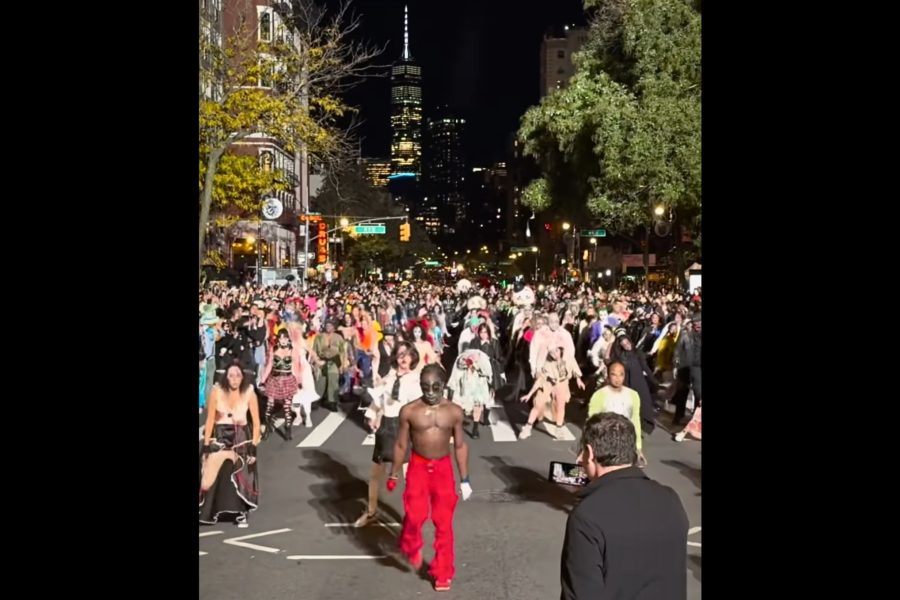 Πλήθος ανθρώπων χορεύει σε δρόμο