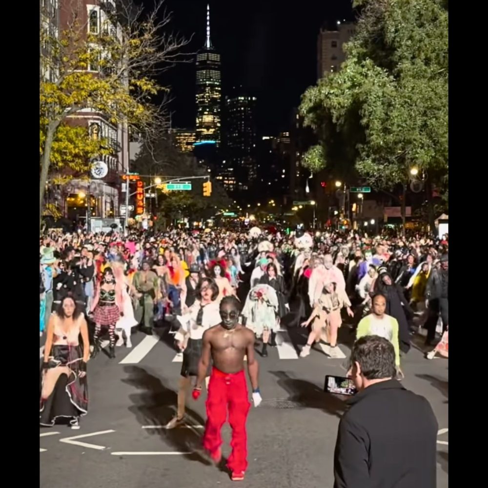 Πλήθος ανθρώπων χορεύει σε δρόμο