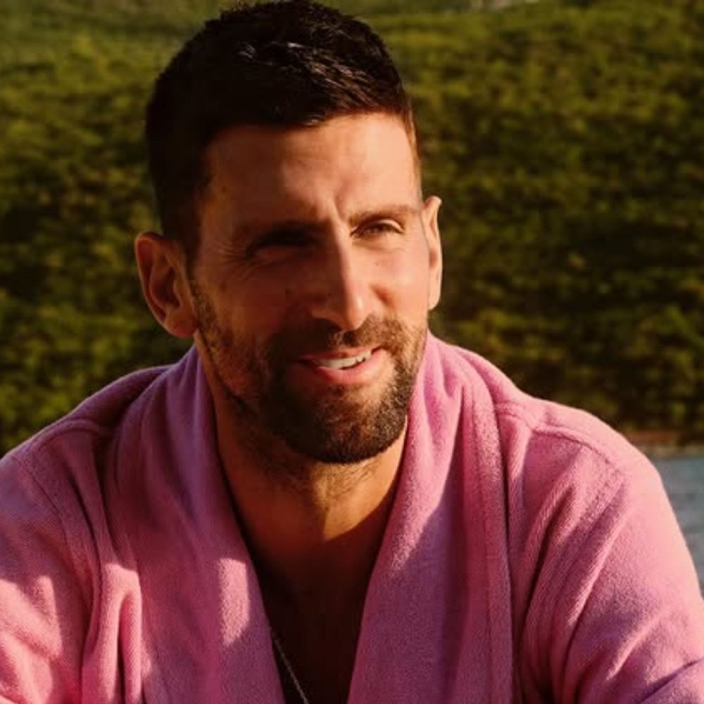 Χαμογελαστός άντρας φοράει ροζ μπουρνούζι