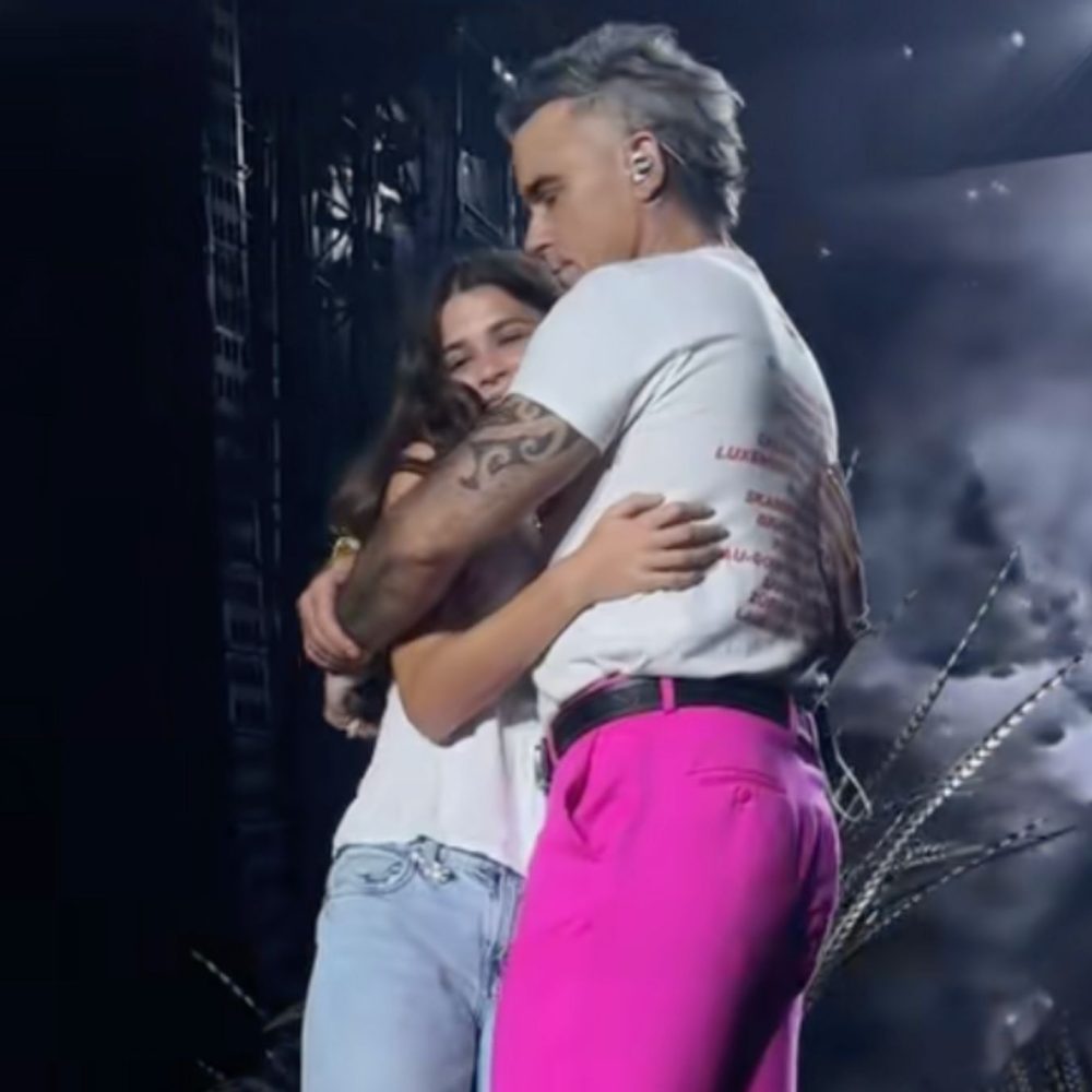 Robbie-Williams-and-his-daughter-on-stage