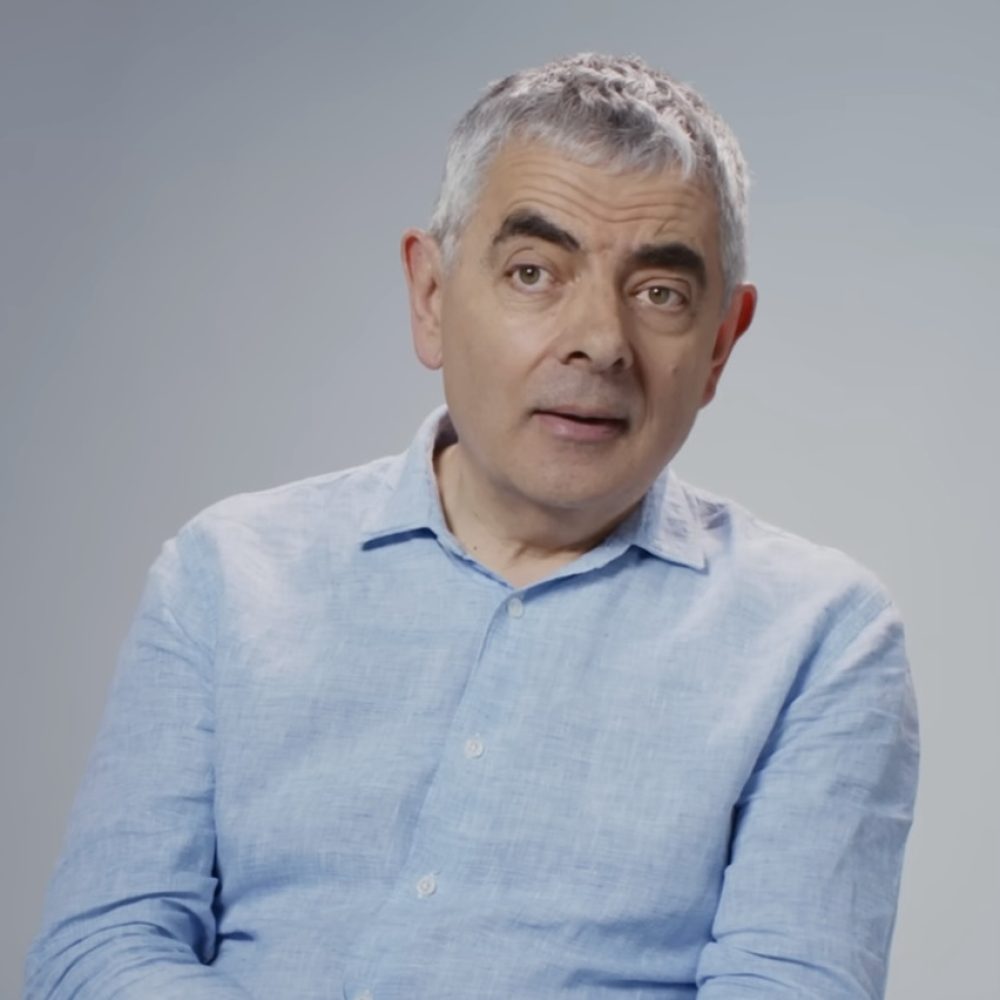 Άντρας με σιέλ πουκάμισο και γκρίζα μαλλιά