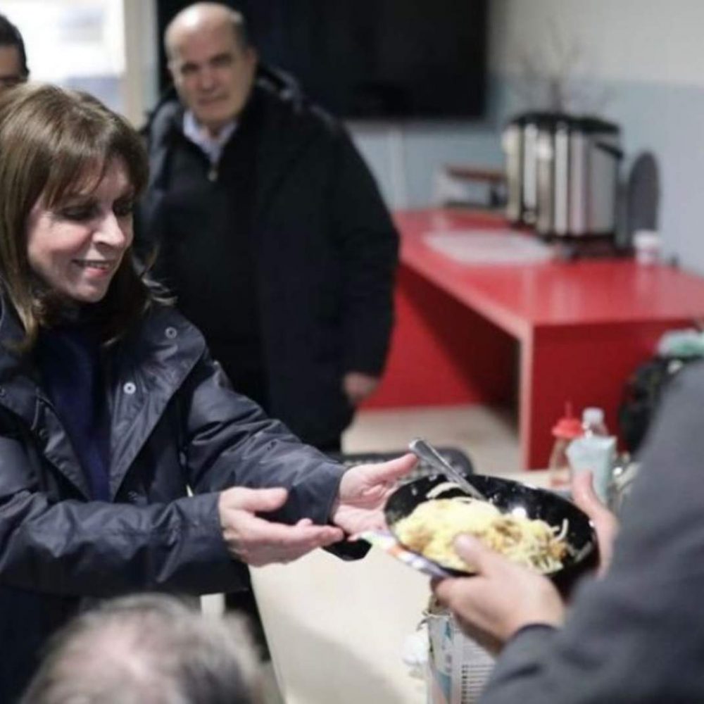 γευματα αγαπης και αλληλεγγυης μοιρασε σε αστεγους η προεδρος της δημοκρατιας