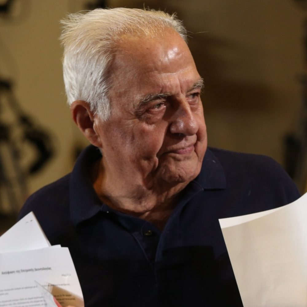 Ο Αλέκος Φλαμπουράρης συμμετέχει στη συνεδρίαση της Κεντρικής Επιτροπής του ΣΥΡΙΖΑ ΠΣ, Αθήνα Σάββατο 7 Σεπτεμβρίου 2024 (αναδημοσιεύεται την Τρίτη 18 Νοεμβρίου 2025). Σε ηλικία 87 ετών πέθανε ο Αλέκος Φλαμπουράρης. Είχε διατελέσει υπουργός Επικρατείας και στις δύο κυβερνήσεις του Αλέξη Τσίπρα και ήταν βουλευτής του ΣΥΡΙΖΑ από το 2015 μέχρι το 2023. Στις βουλευτικές εκλογές του Μαΐου και του Ιουνίου 2023 τοποθετήθηκε στην τελευταία τιμητική θέση του ψηφοδελτίου Επικρατείας. ΑΠΕ-ΜΠΕ/ΑΠΕ-ΜΠΕ/ΟΡΕΣΤΗΣ ΠΑΝΑΓΙΩΤΟΥ