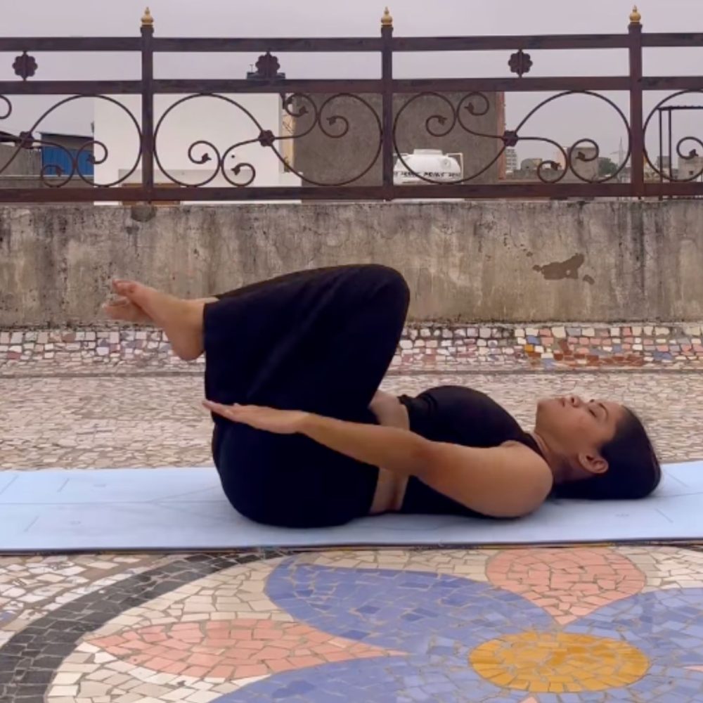Γυναίκα με μαύρα ρούχα κάνει γυμναστική σε χαλάκι