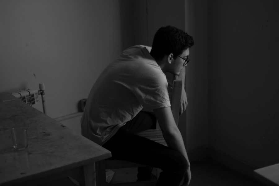 Ασπρόμαυρη εικόνα με αγόρι που κάθεται σε καρέκλα