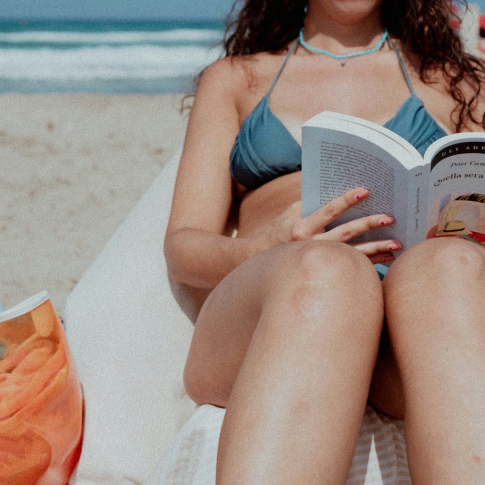carmen-laezza-reading-beach-unsplash