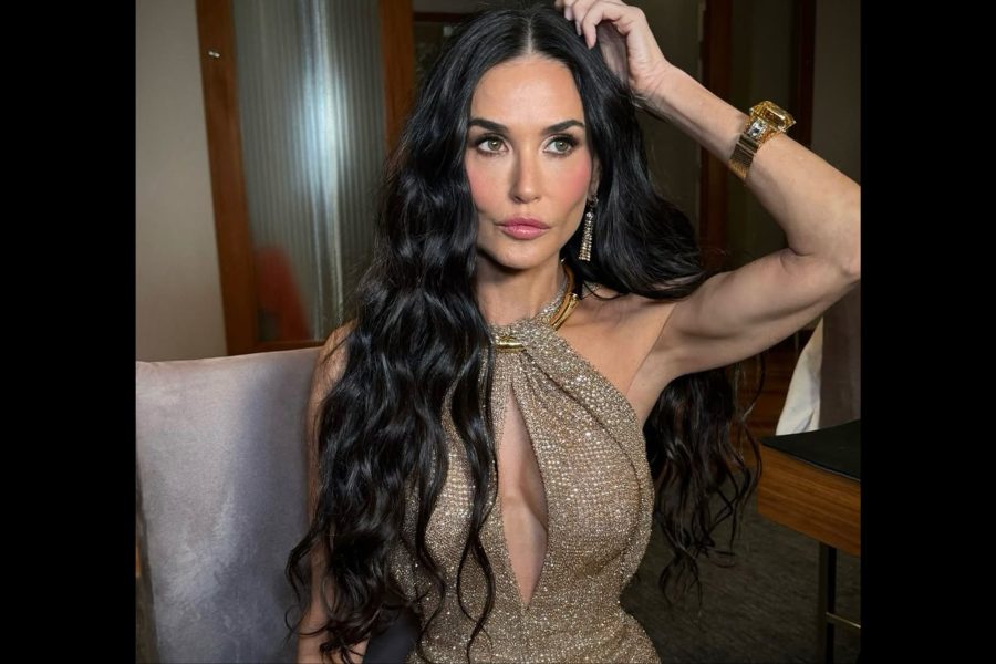 Γυναίκα με πλούσια μαύρα μακριά και κυματιστά μαλλιά