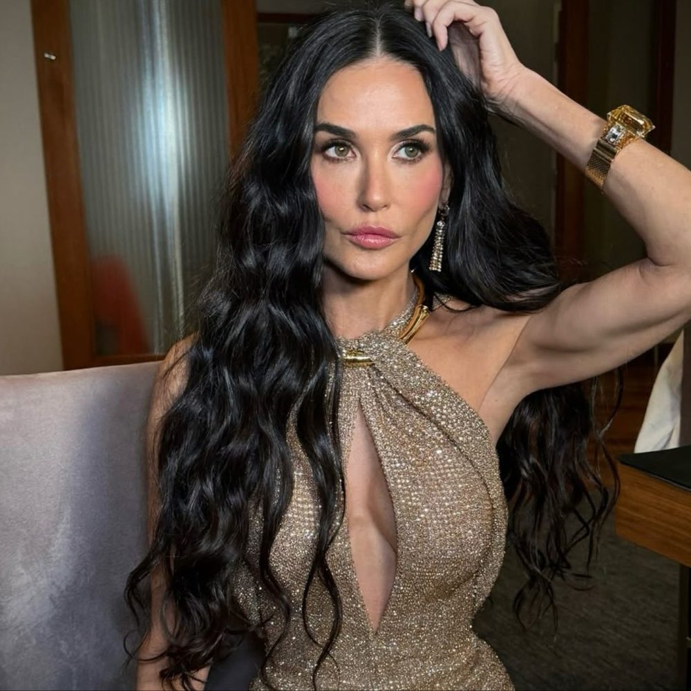 Γυναίκα με πλούσια μαύρα μακριά και κυματιστά μαλλιά